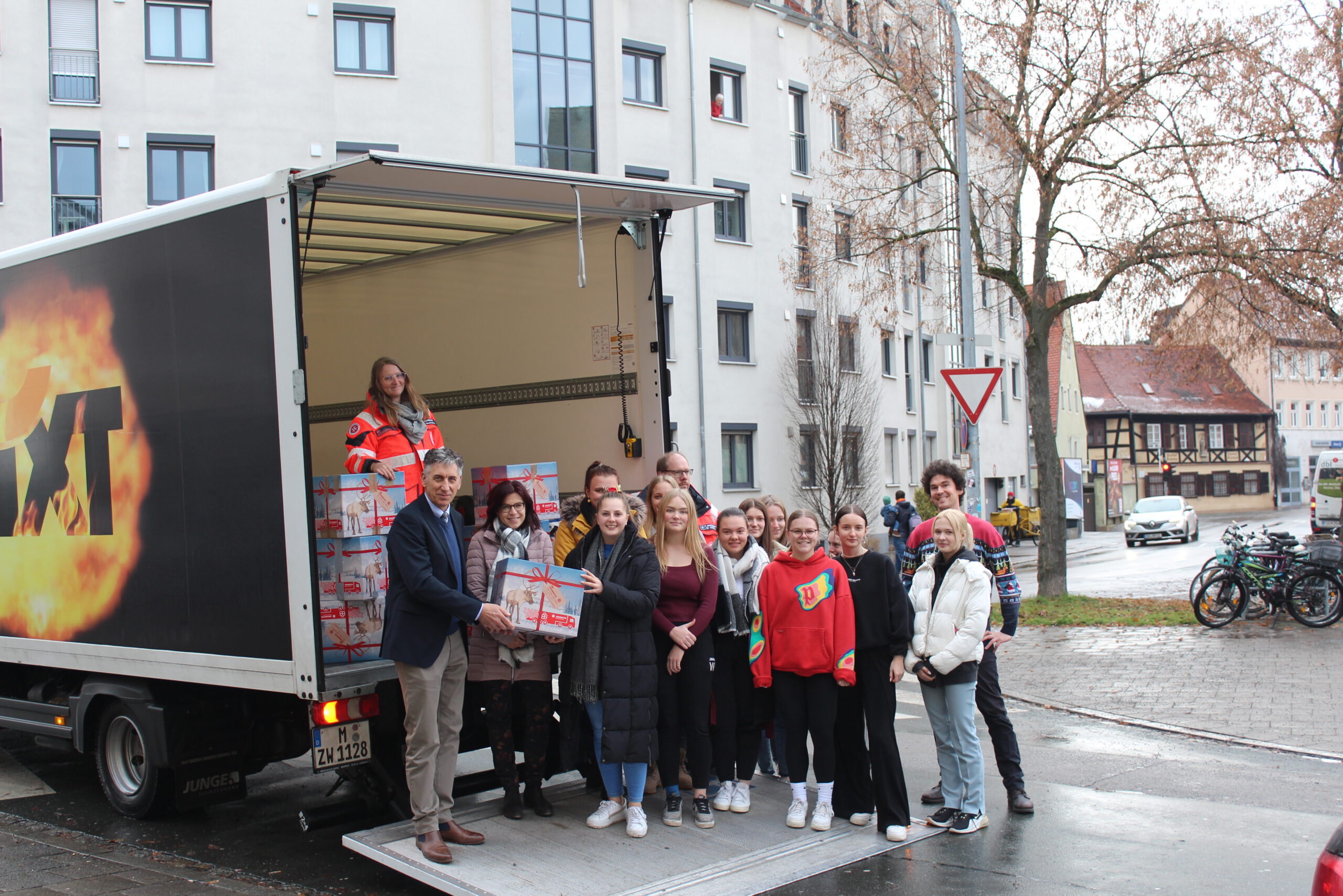 Schüler:innen der Staatlichen Berufsschule III Bamberg Business School unterstützen Johanniter-Weihnachtstrucker